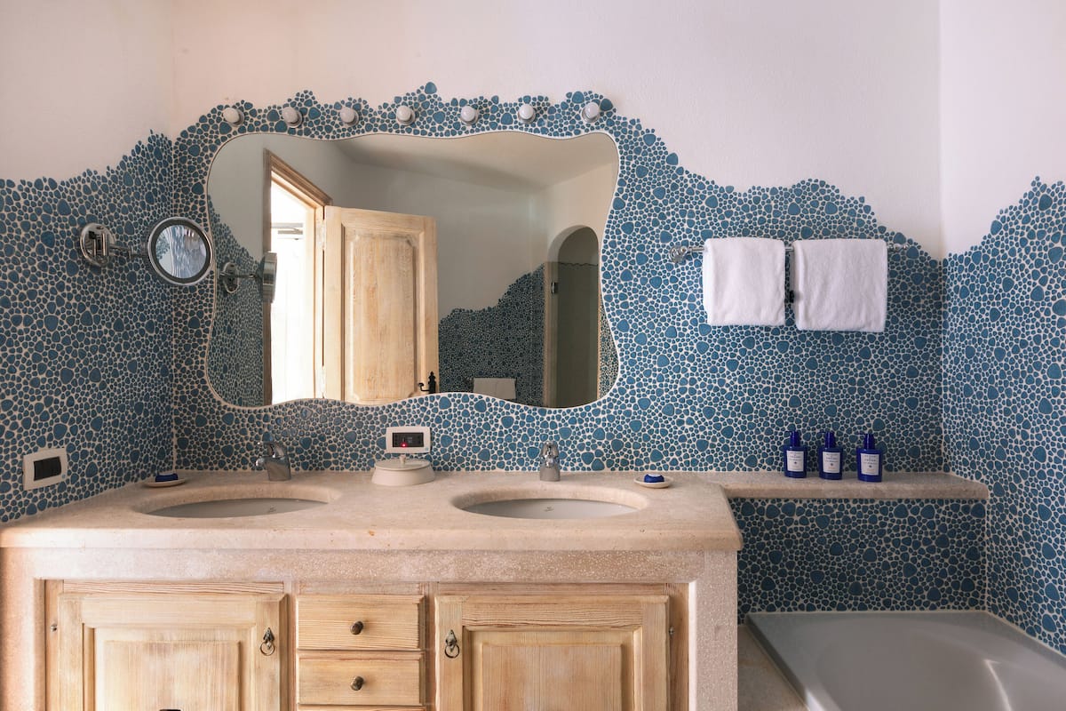 premium room, terrace, sea view | bathroom | combined shower/bathtub, rainfall showerhead, hair dryer, bathrobes