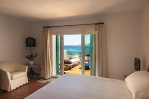 Premium kamer, terras, uitzicht op zee | Donzen dekbedden, een minibar, een kluis op de kamer, een bureau