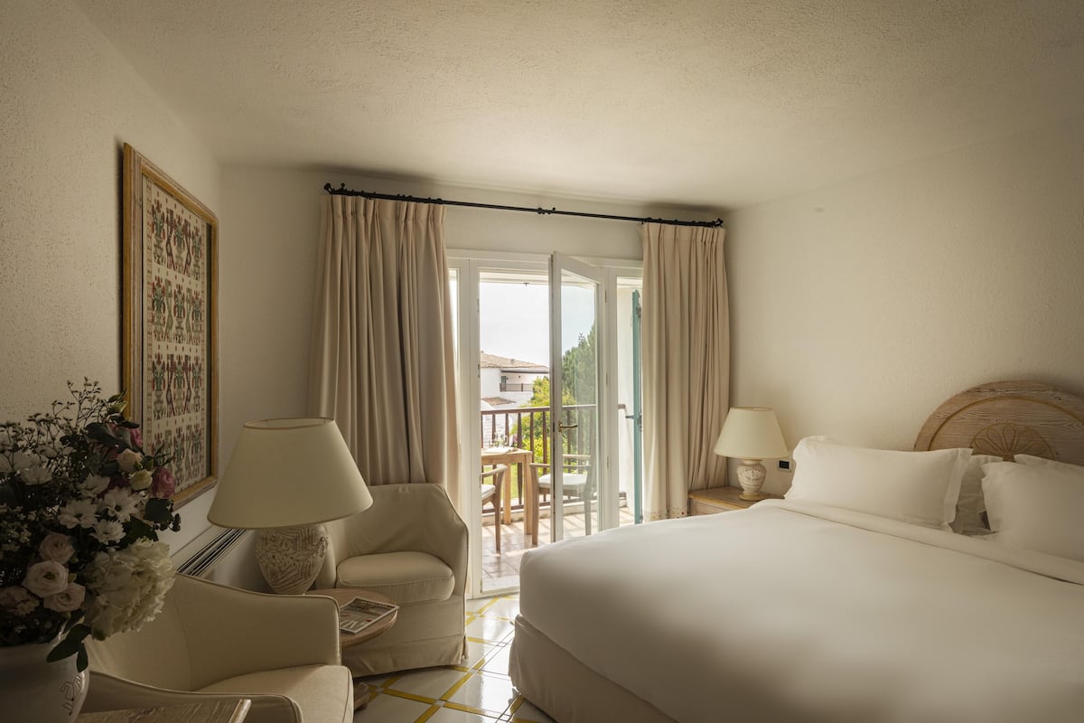 superior room (garden) | down duvets, minibar, in-room safe, desk