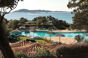 2 piscines extérieures