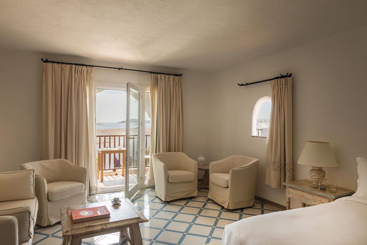 Camera Premium, vista mare | Copriletto in piuma, minibar, una cassaforte in camera, una scrivania