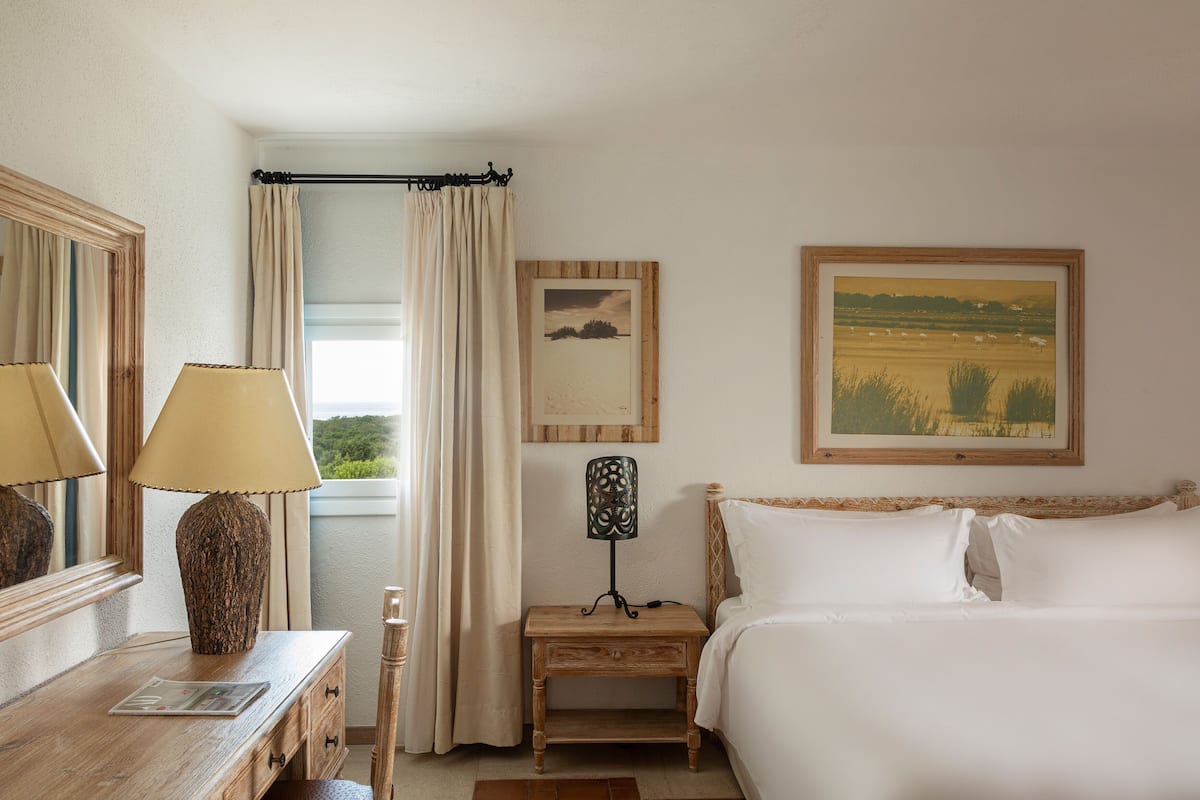 Suite Junior, terrazzo, vista mare | Copriletto in piuma, minibar, una cassaforte in camera, una scrivania