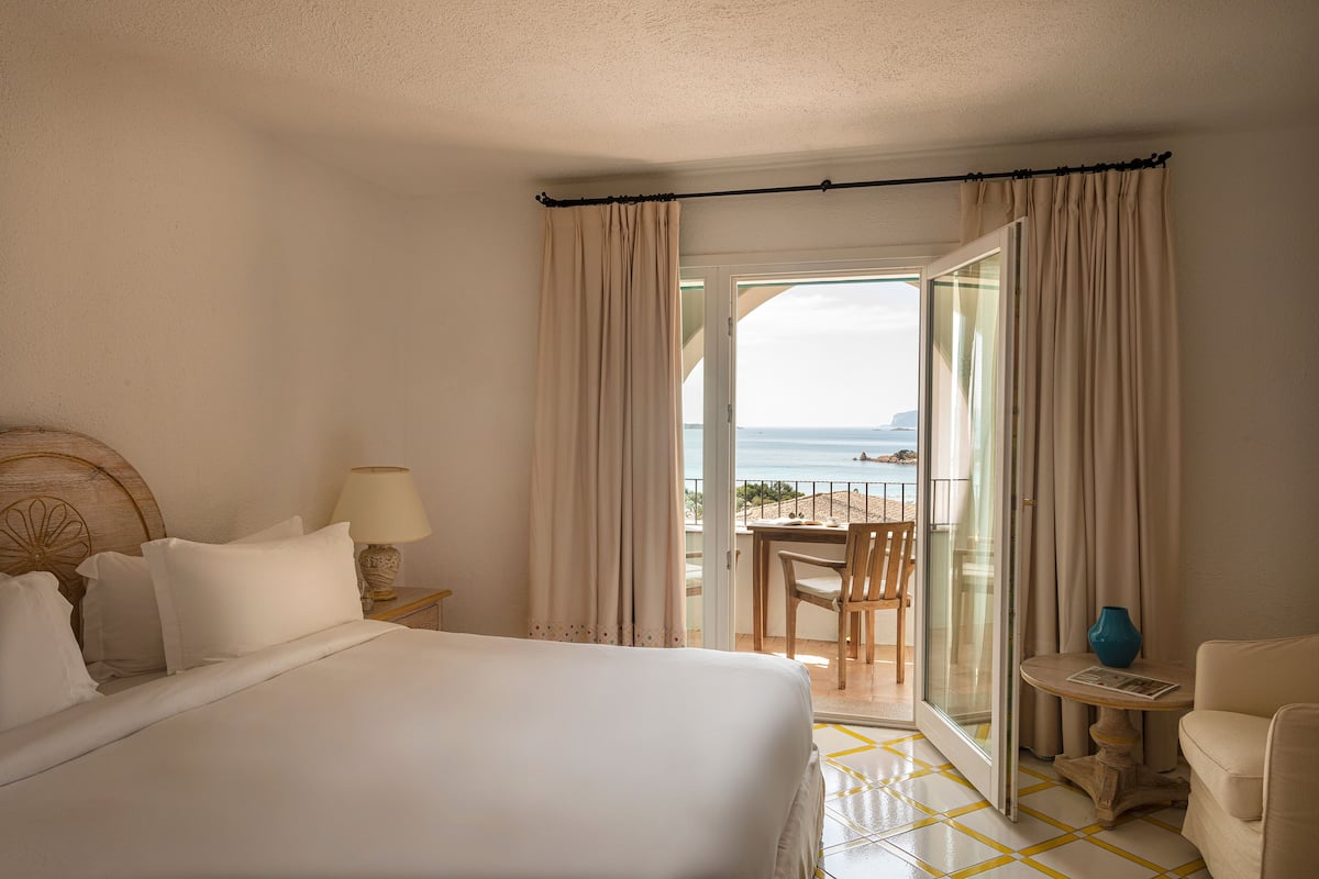 Camera Deluxe, vista mare | Copriletto in piuma, minibar, una cassaforte in camera, una scrivania