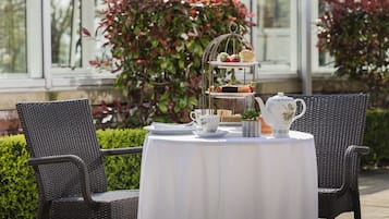 Breakfast, lunch, dinner served; British cuisine