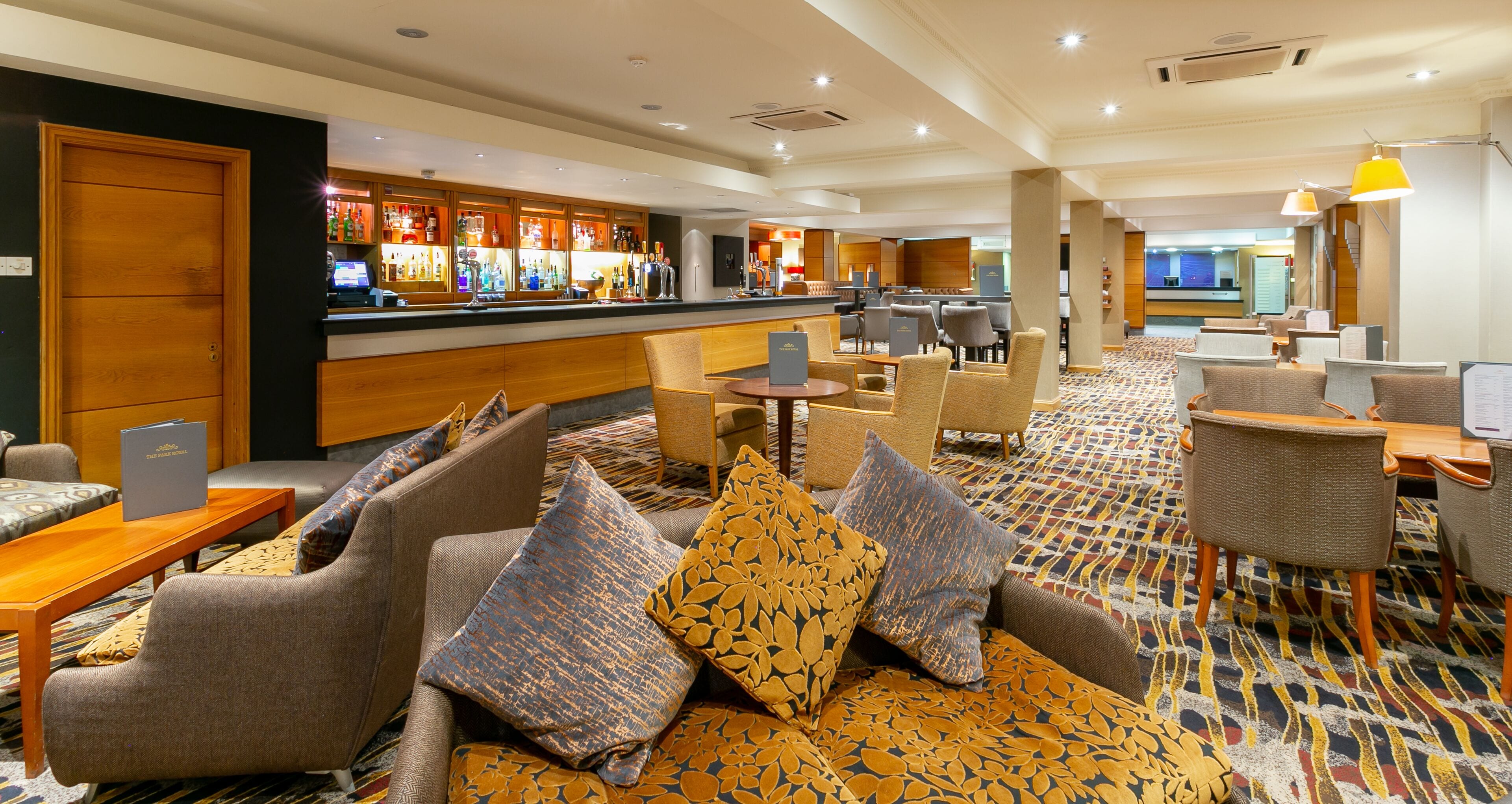 serves breakfast, lunch and dinner