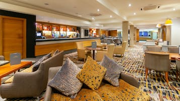 Serverer frokost, lunsj og middag