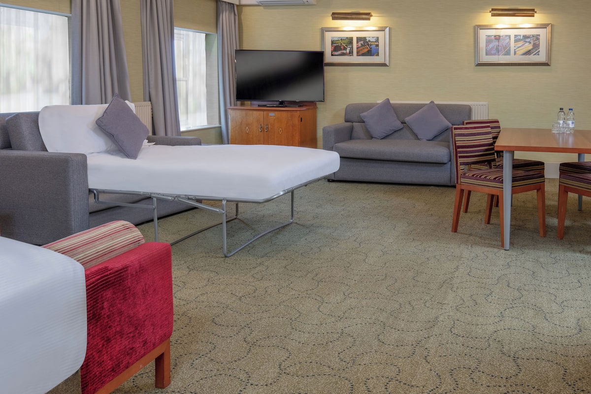 superior family room | 1 bedroom, in-room safe, desk, iron/ironing board