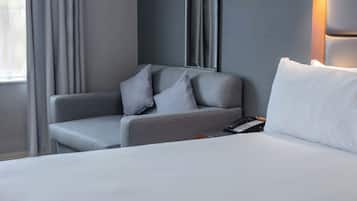 Classic Family Room | 1 bedroom, in-room safe, desk, iron/ironing board