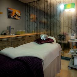 Hot tub, perawatan tubuh, hidroterapi, body wrap, dan body scrub