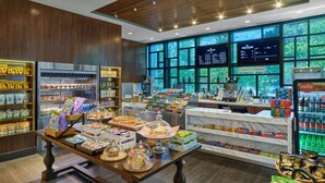 Eine Bäckereiauslage mit verschiedenen Backwaren und einer Kaffeestation.