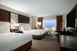 Hypo-allergenic bedding, pillow-top beds, in-room safe, desk - Hilton Atlanta Airport (Atlanta)
