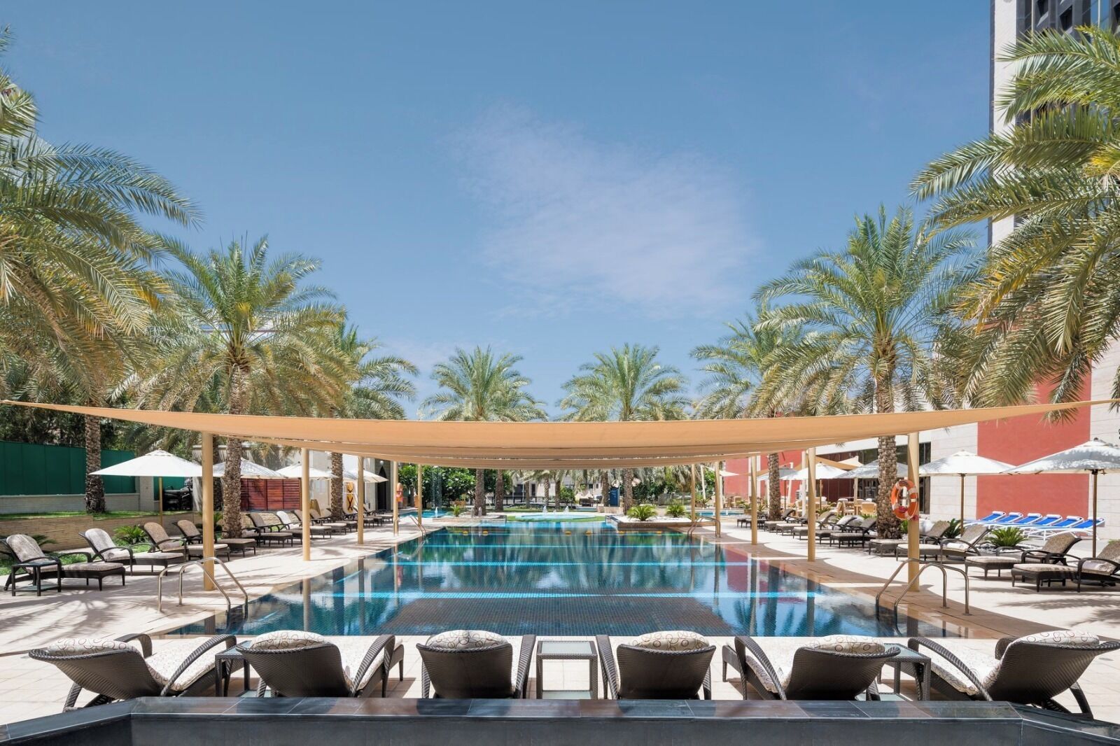 من حمّامات السباحة المغطاة، 2 من حمّامات السباحة الخارجية