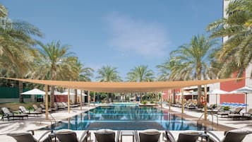 Piscine couverte, piscine extérieure, parasols de plage, chaises longues