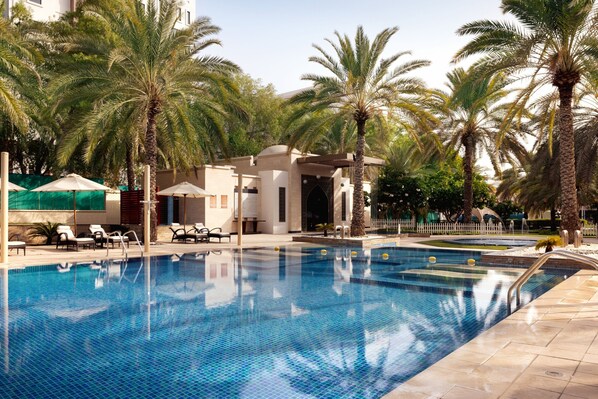 Piscine couverte, 2 piscines extérieures, parasols de plage