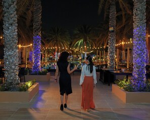 2 restaurants, breakfast, lunch, dinner served; international cuisine - Sheraton Oman Hotel (Muscat)