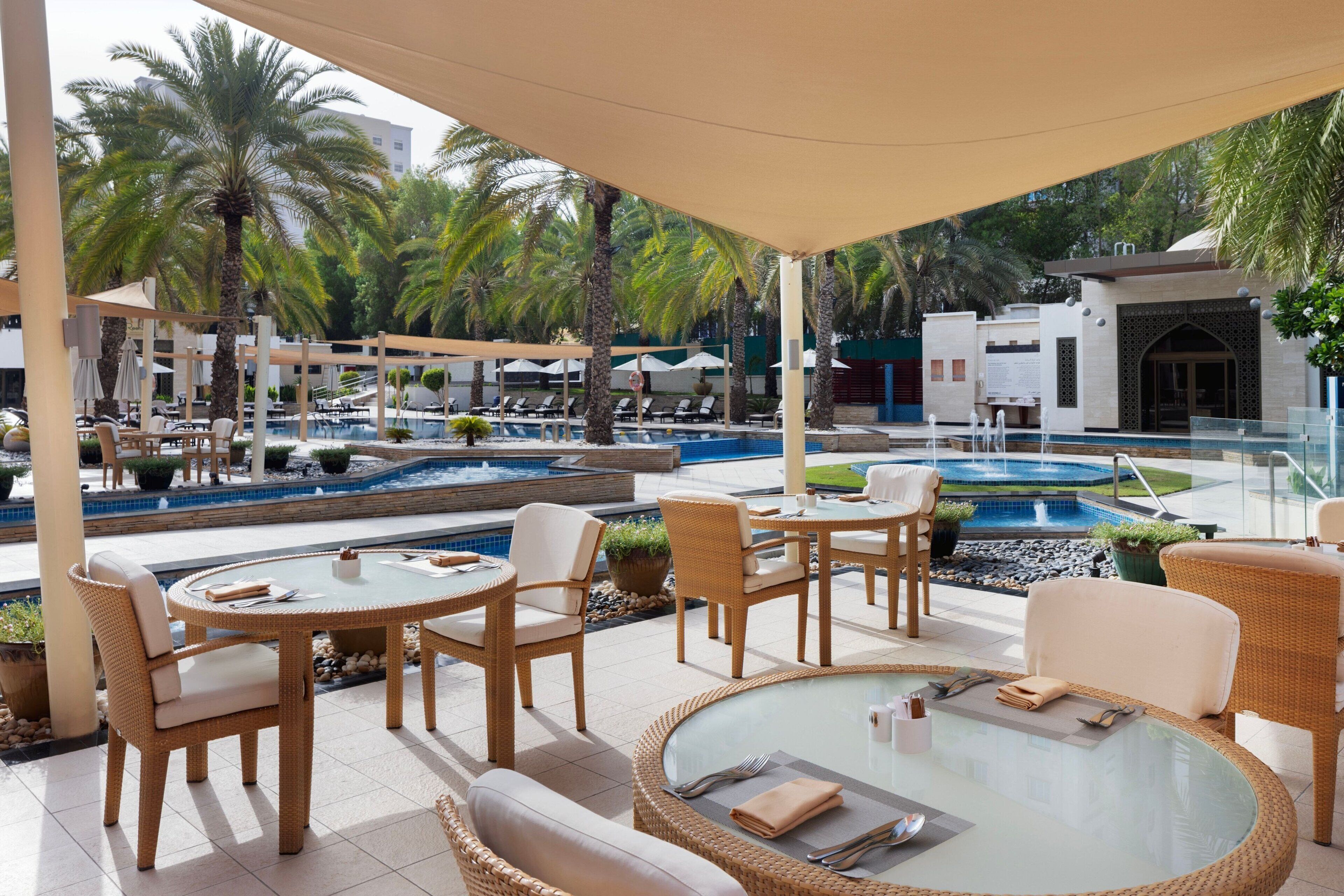 2 من المطاعم، حيث تُقدم وجبات الإفطار، الغداء، العشاء، الأطباق العالمية