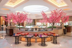 2 restaurants, breakfast, lunch, dinner served; international cuisine - Sheraton Oman Hotel (Muscat)