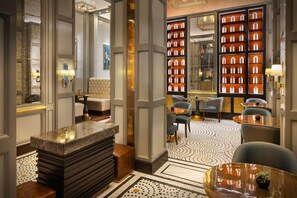 2 restaurants, breakfast, lunch, dinner served; international cuisine