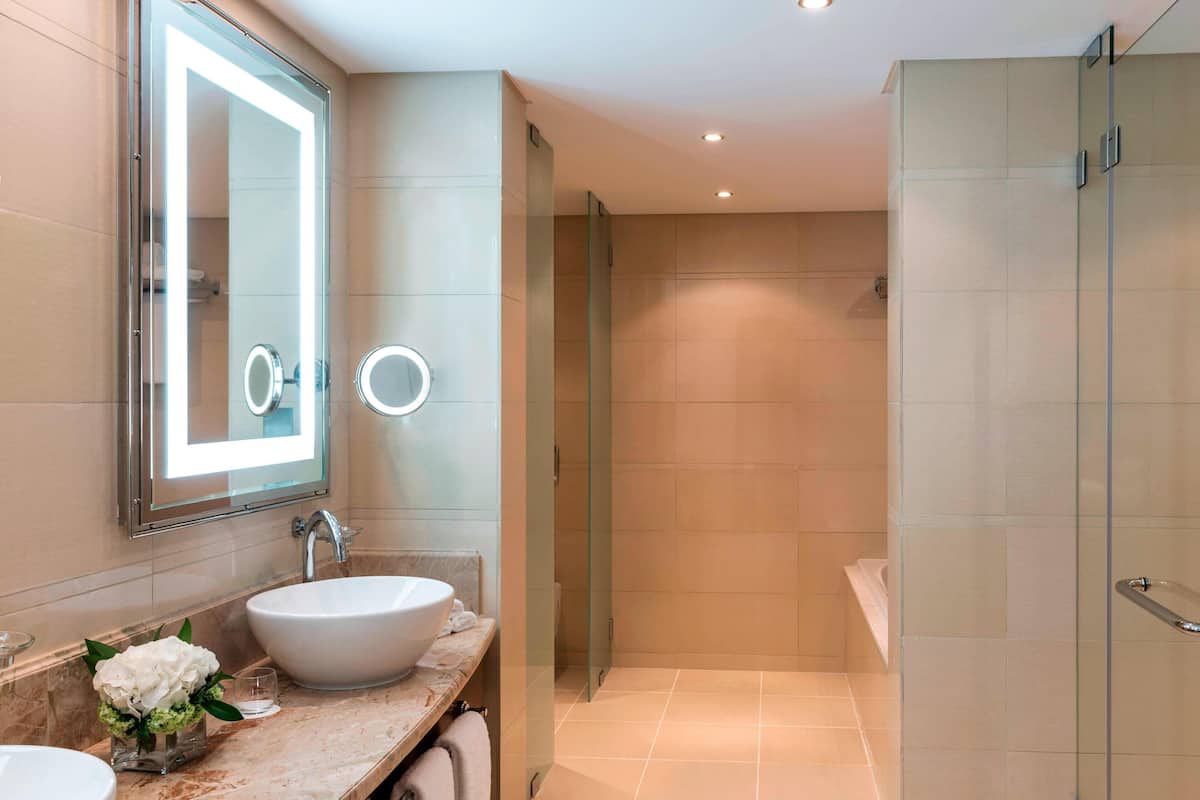 suite, 1 king bed | bathroom | combined shower/bathtub, designer toiletries, hair dryer, bathrobes