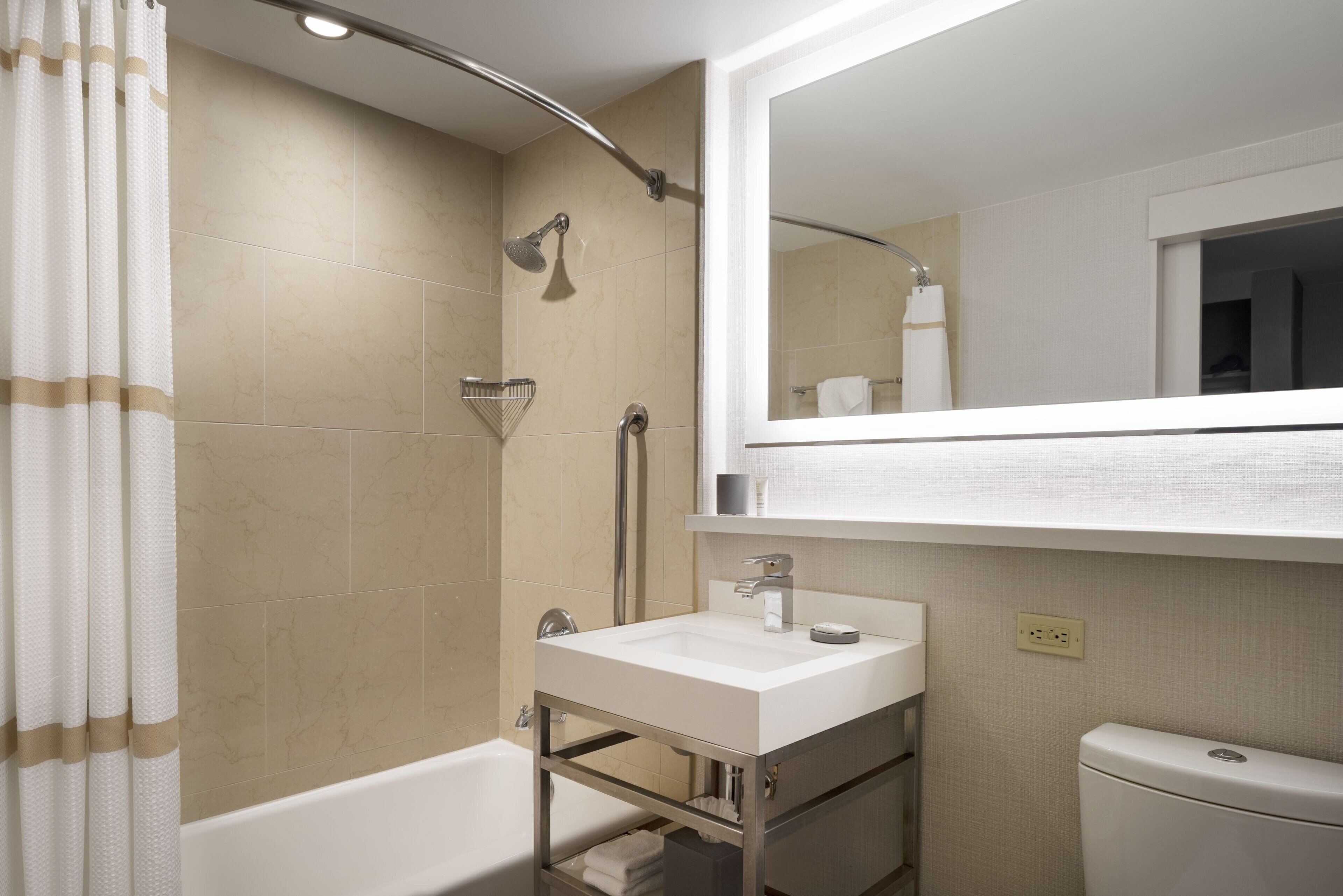 Une salle de bain équipée d’une baignoire, d’une douche, d’un lavabo et de toilettes.
