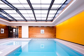 Indoor pool, sun loungers