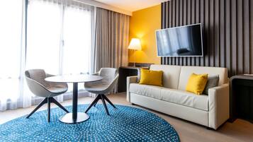 Een minibar, een kluis op de kamer, een bureau