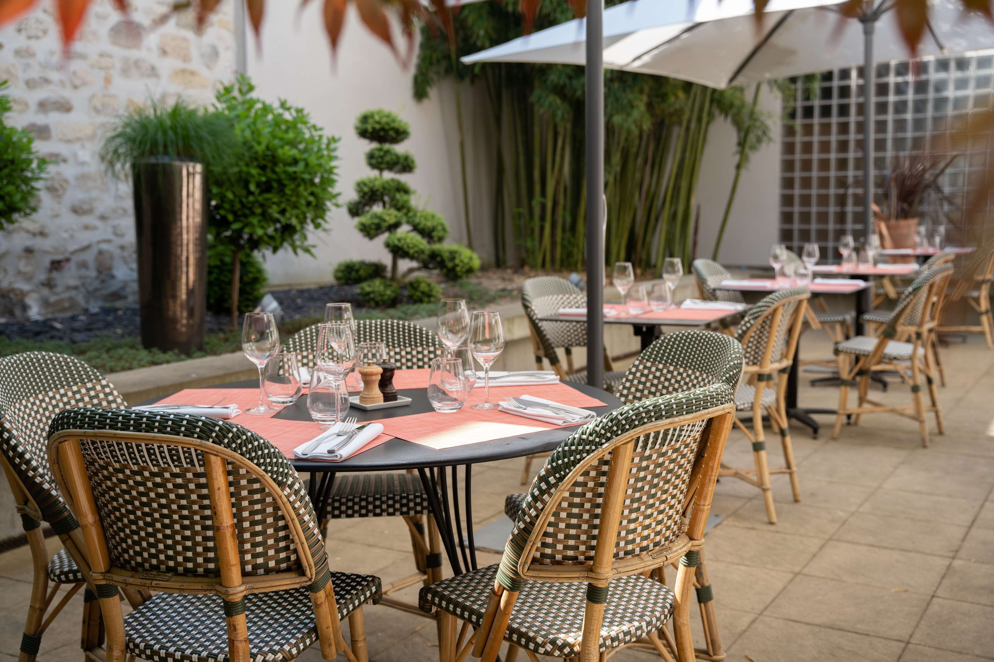 lunch and dinner served, french cuisine