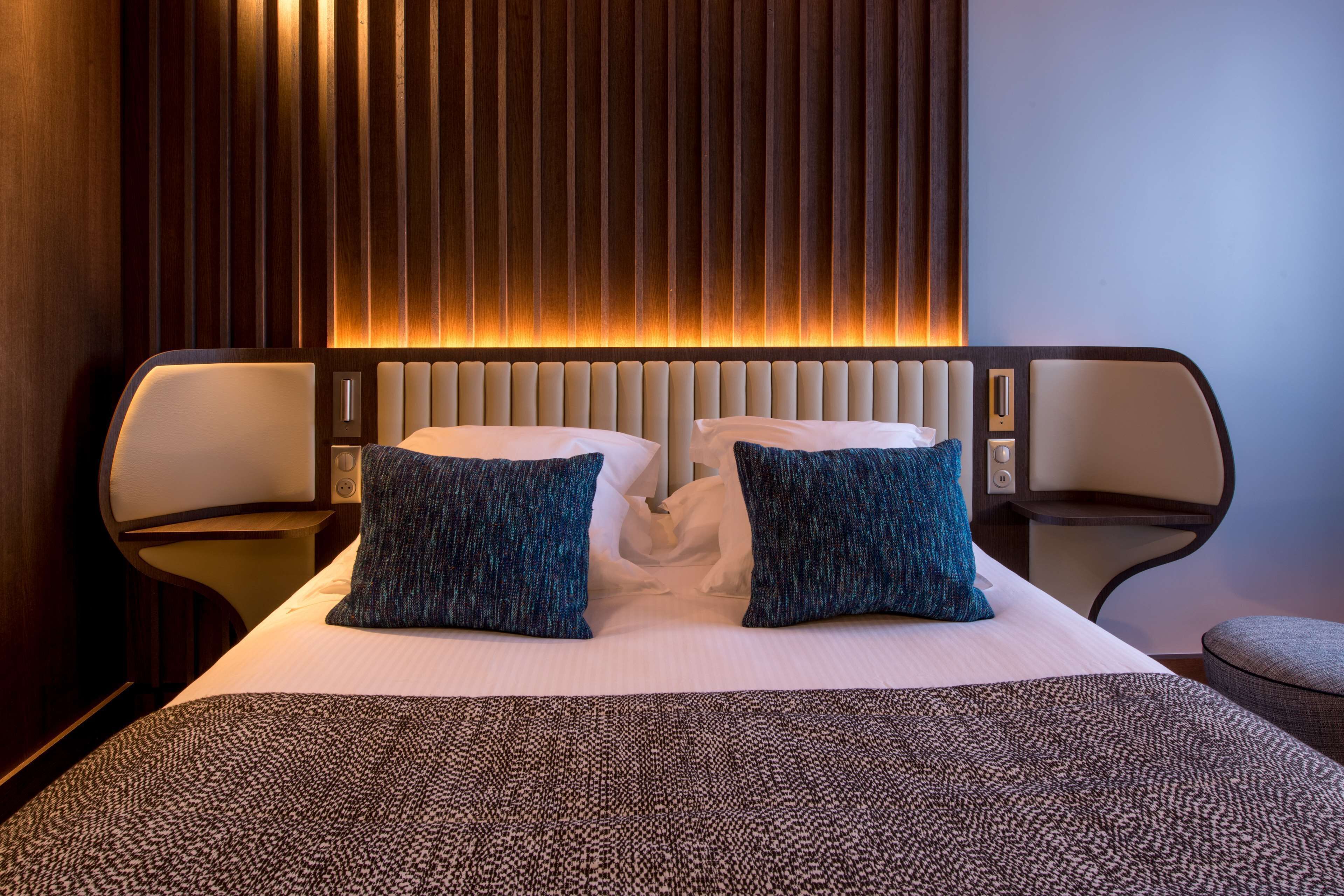 classic room, 1 queen bed, non smoking | minibar, in-room safe, desk, iron/ironing board