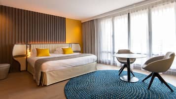 Minibar, coffres-forts dans les chambres, bureau