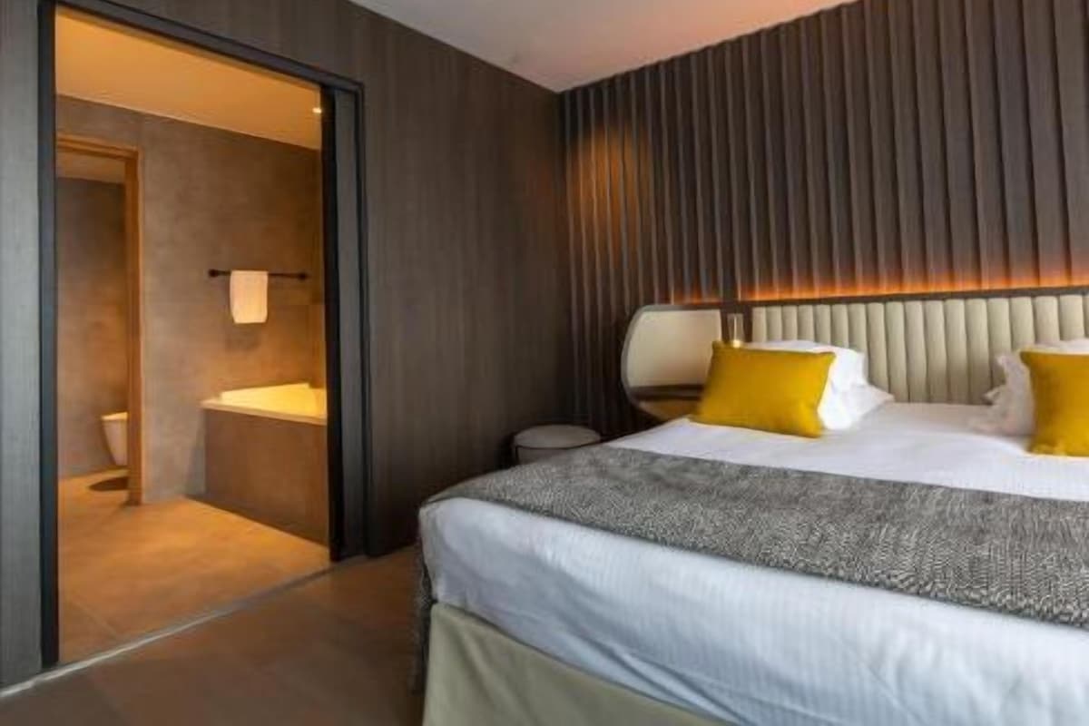 Coffres-forts dans les chambres, bureau, fer et planche à repasser
