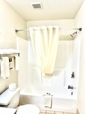 Chambre Standard, 1 grand lit, non-fumeurs | Salle de bain | Ensemble douche/baignoire, baignoire à jets, douche à « effet pluie »