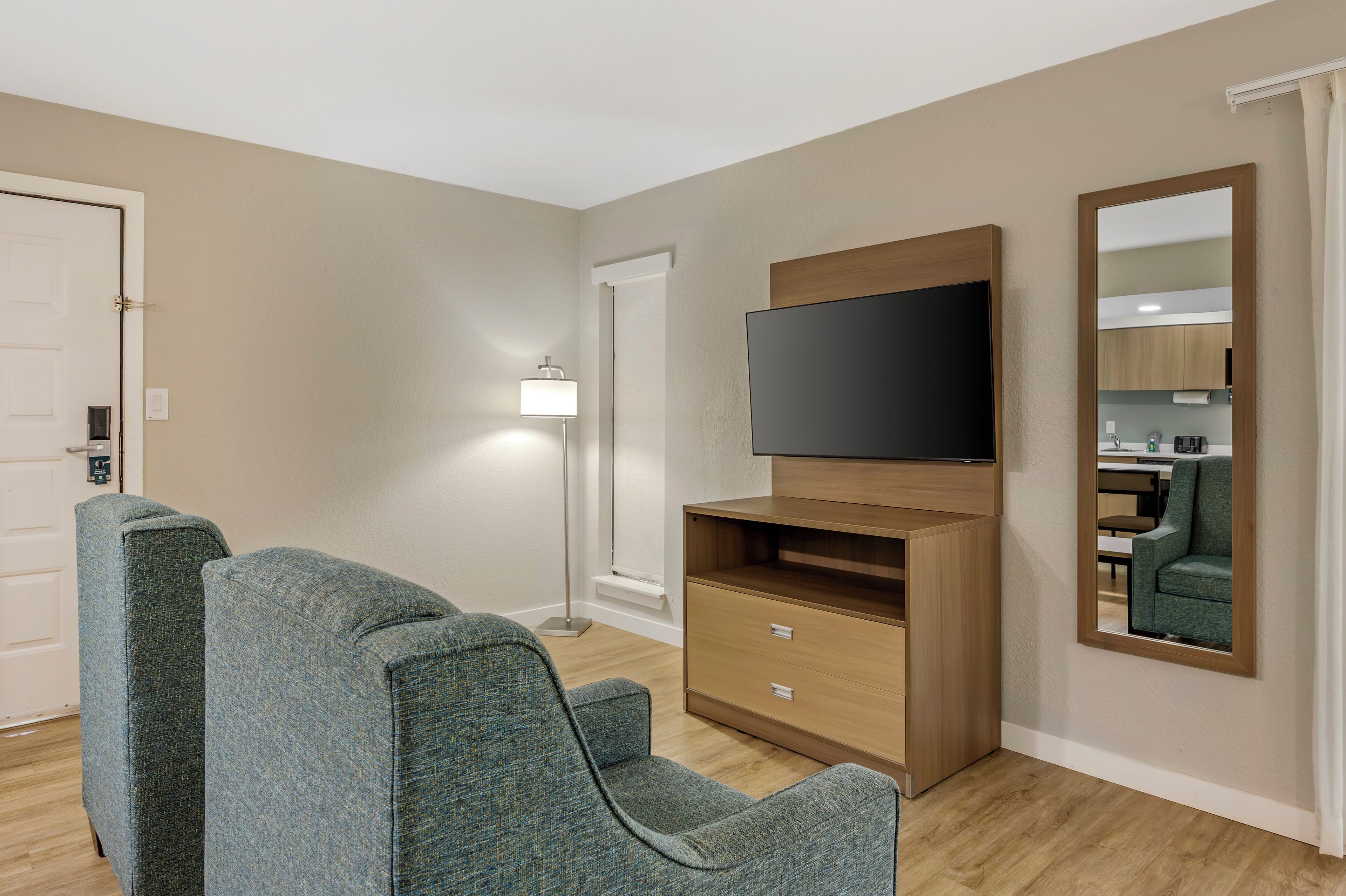 Hochwertige Bettwaren, Verdunkelungsvorhänge, Bügeleisen/Bügelbrett