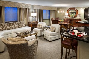 Presidentiële suite, 1 kingsize bed | Luxe beddengoed, een bureau, een laptopwerkplek, geluiddichte muren