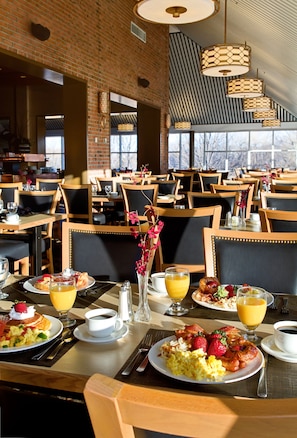 Daily full breakfast for a fee - Crowne Plaza Minneapolis West by IHG (Plymouth)