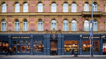 Petit-déjeuner, déjeuner et dîner servis sur place