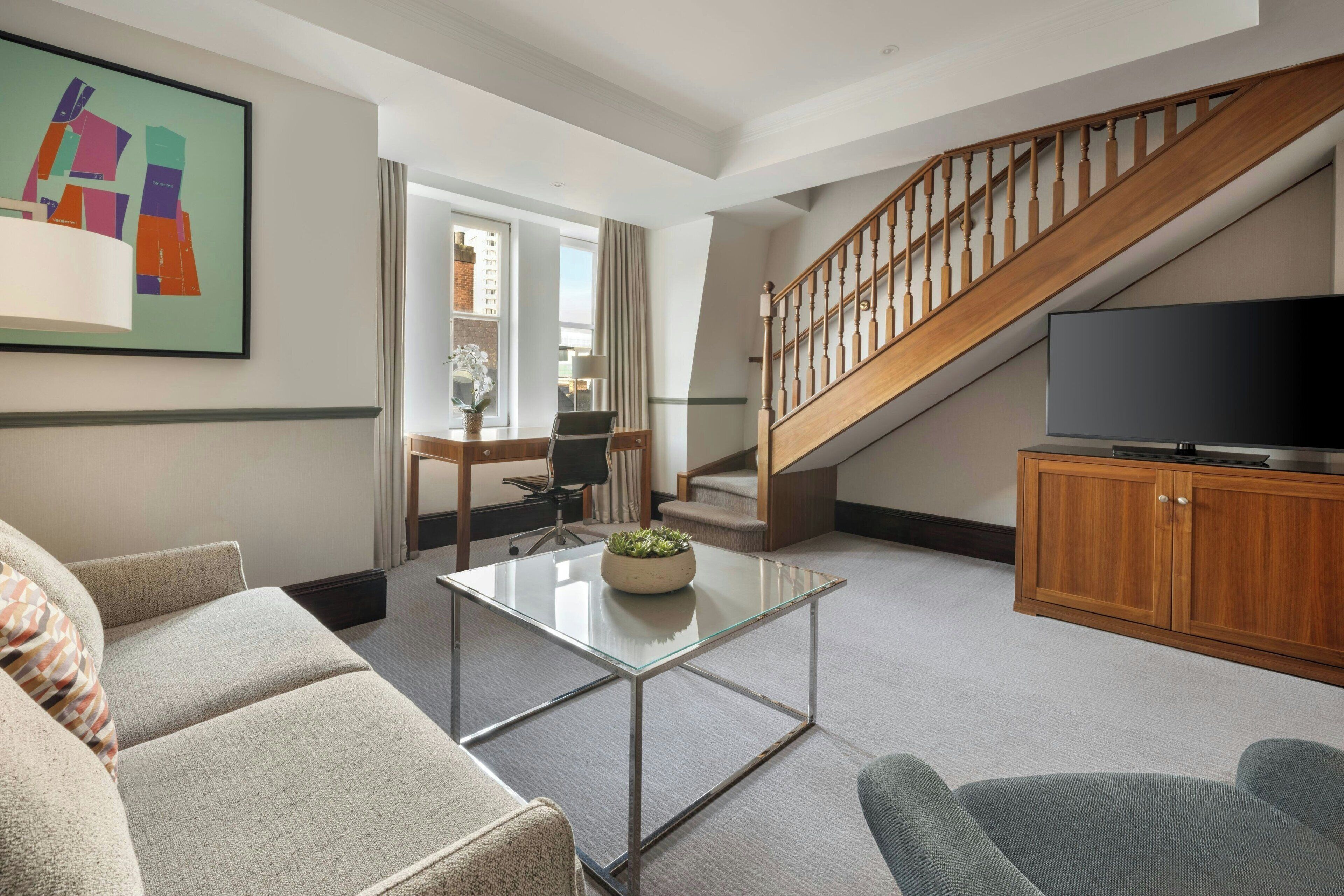 executive suite, 1 double bed, non smoking, city view | 1 bedroom, premium bedding, in-room safe, desk