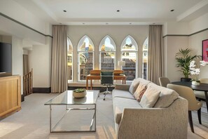 Junior Suite, 1 King Bed, Non Smoking | Premium bedding, in-room safe, desk, blackout curtains