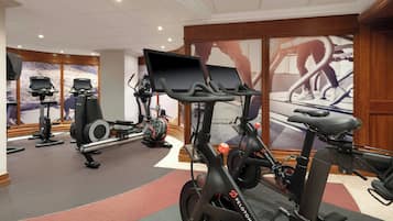 Een sportschool met hometrainers, loopbanden en krachtapparaten.