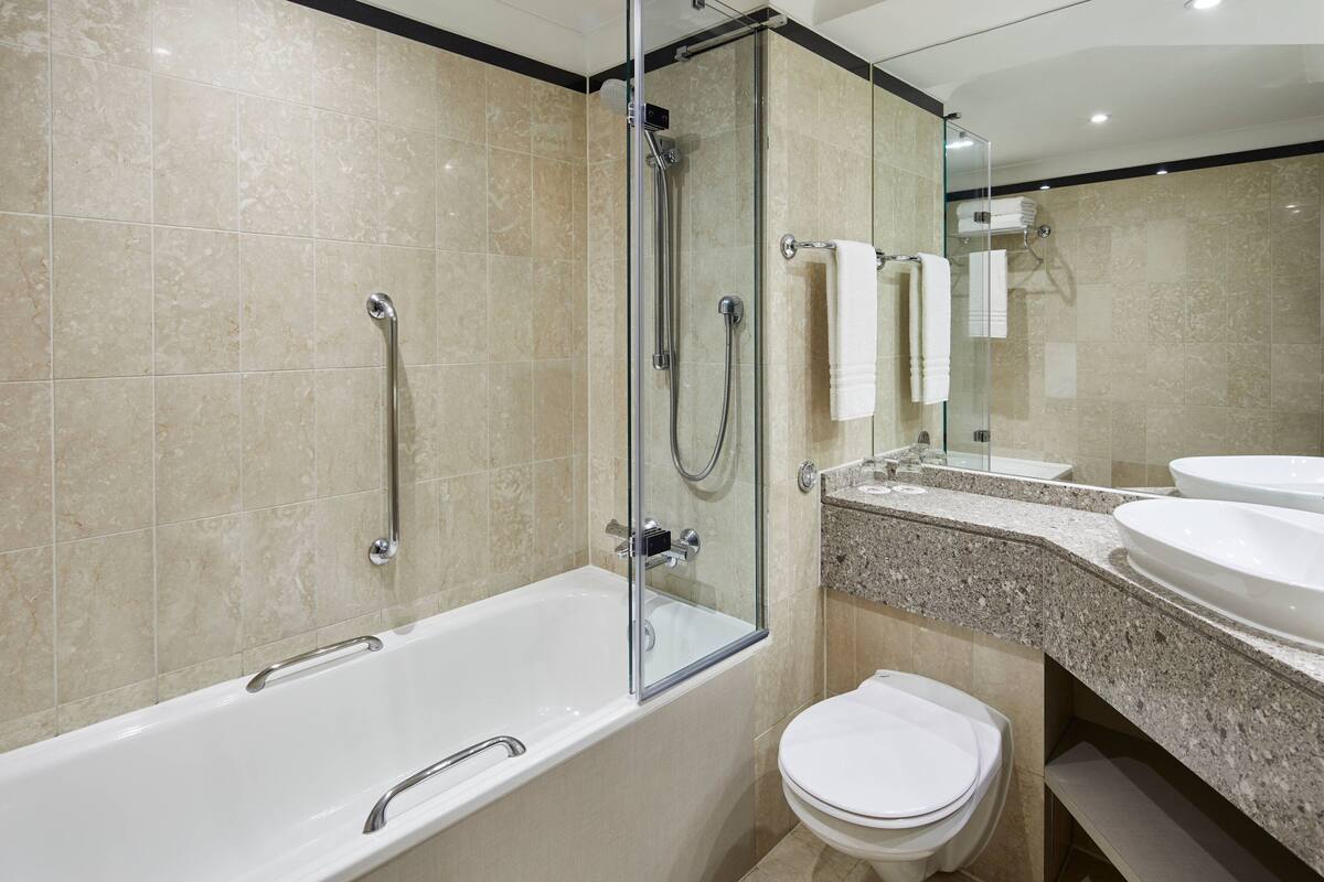 executive room, 1 king bed, non smoking | bathroom | free toiletries, hair dryer, towels