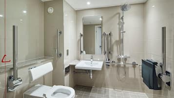 Une salle de bain moderne équipée de toilettes, d’un lavabo et d’une douche.