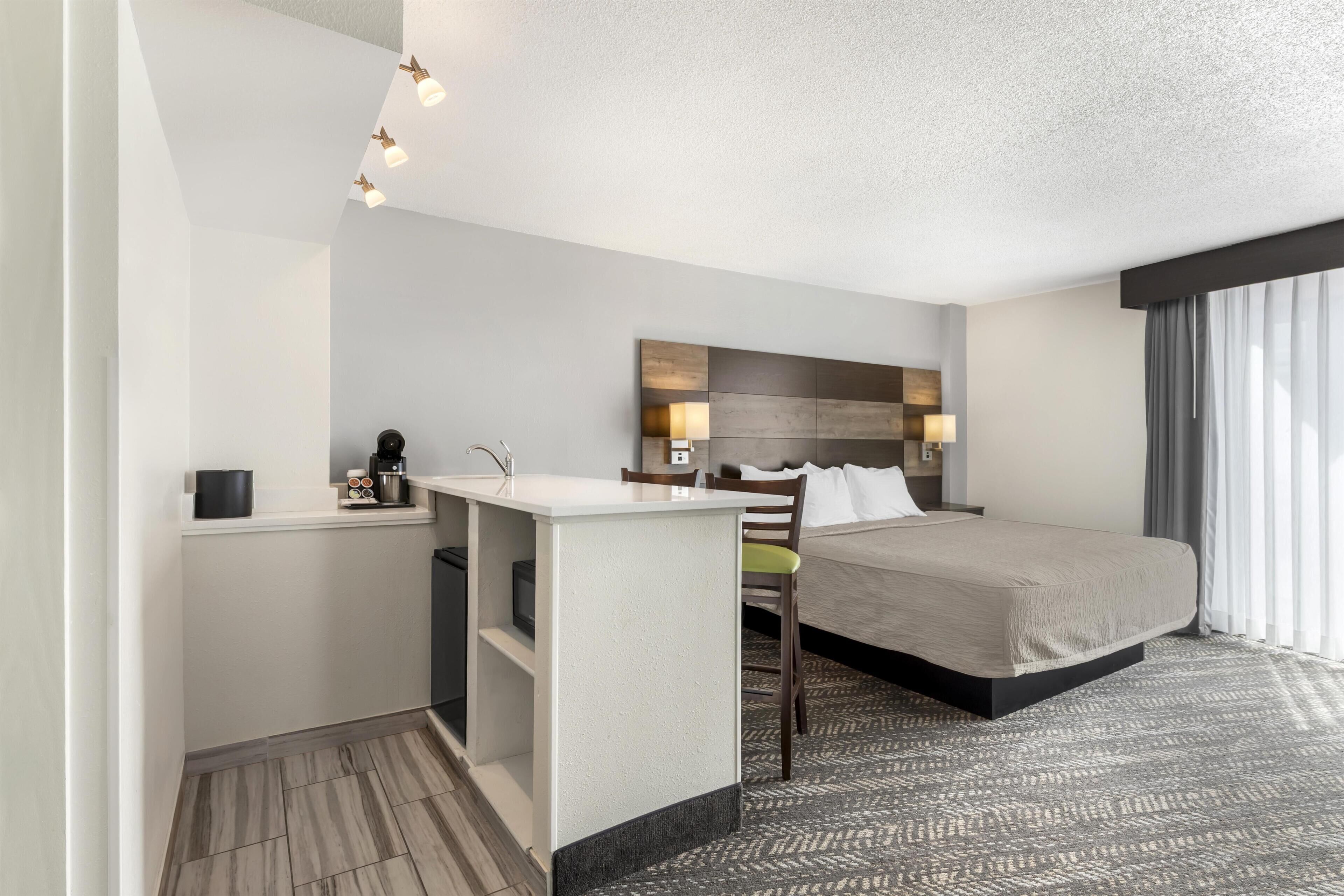 Suite, varias camas, para no fumadores, cocineta (Walk-in Shower) | Escritorio, espacio para trabajar con laptop y cortinas blackout 