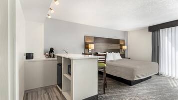 Suite, varias camas, para no fumadores, cocineta (Walk-in Shower) | Escritorio, espacio para trabajar con laptop y cortinas blackout
