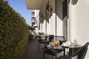 Enjoy a casual dining experience in our outdoor seating area, featuring tables and chairs set with refreshments.