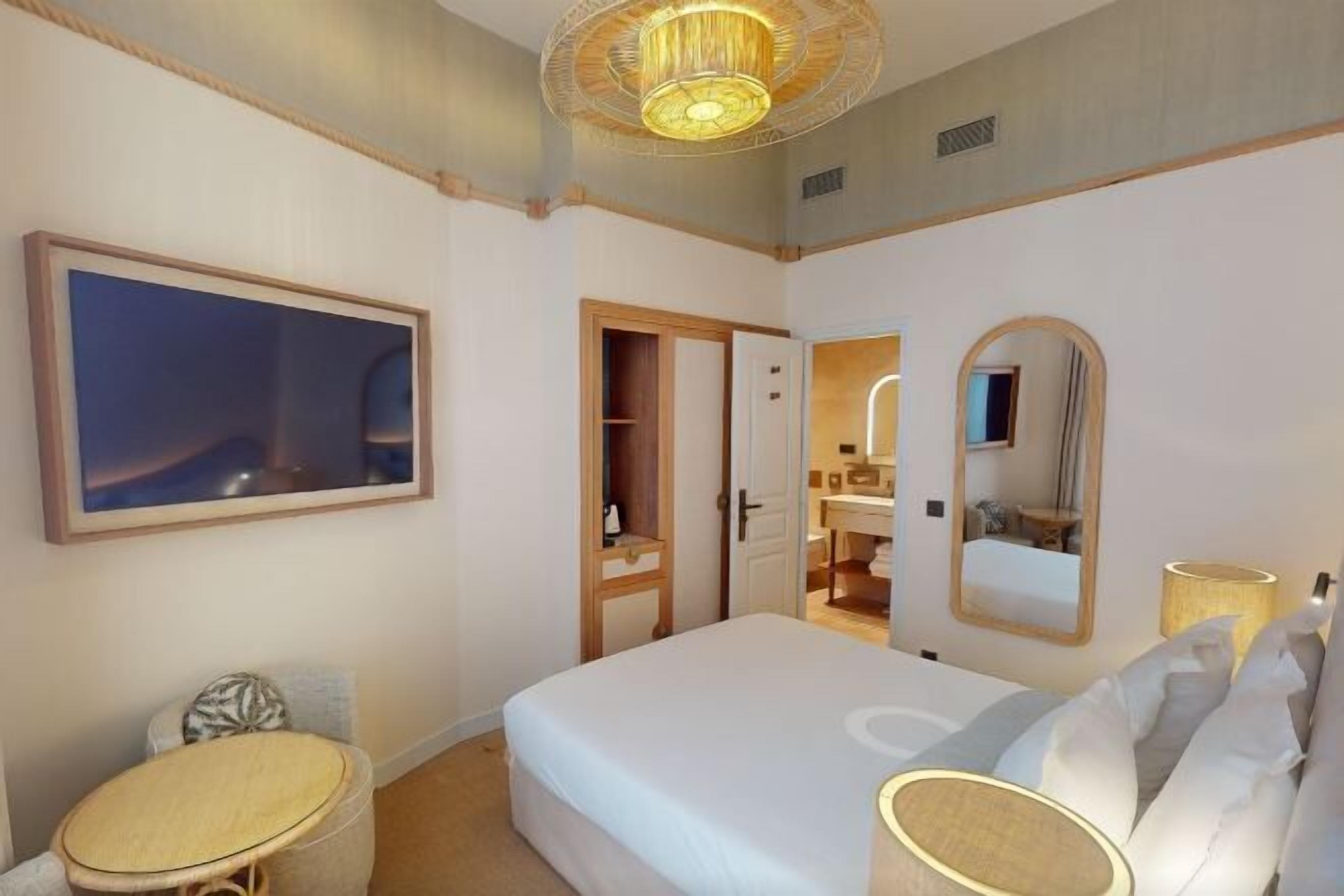 Premium bedding, in-room safe, individually decorated