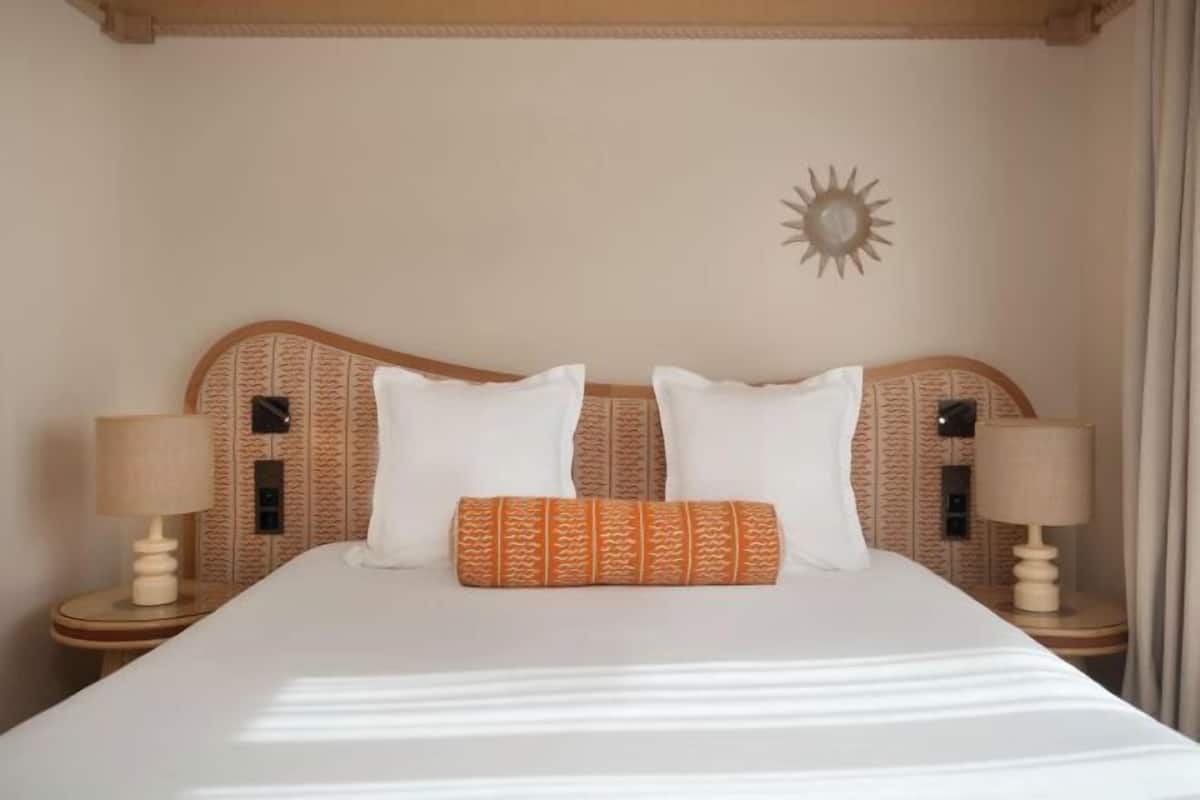 Premium bedding, in-room safe, individually decorated