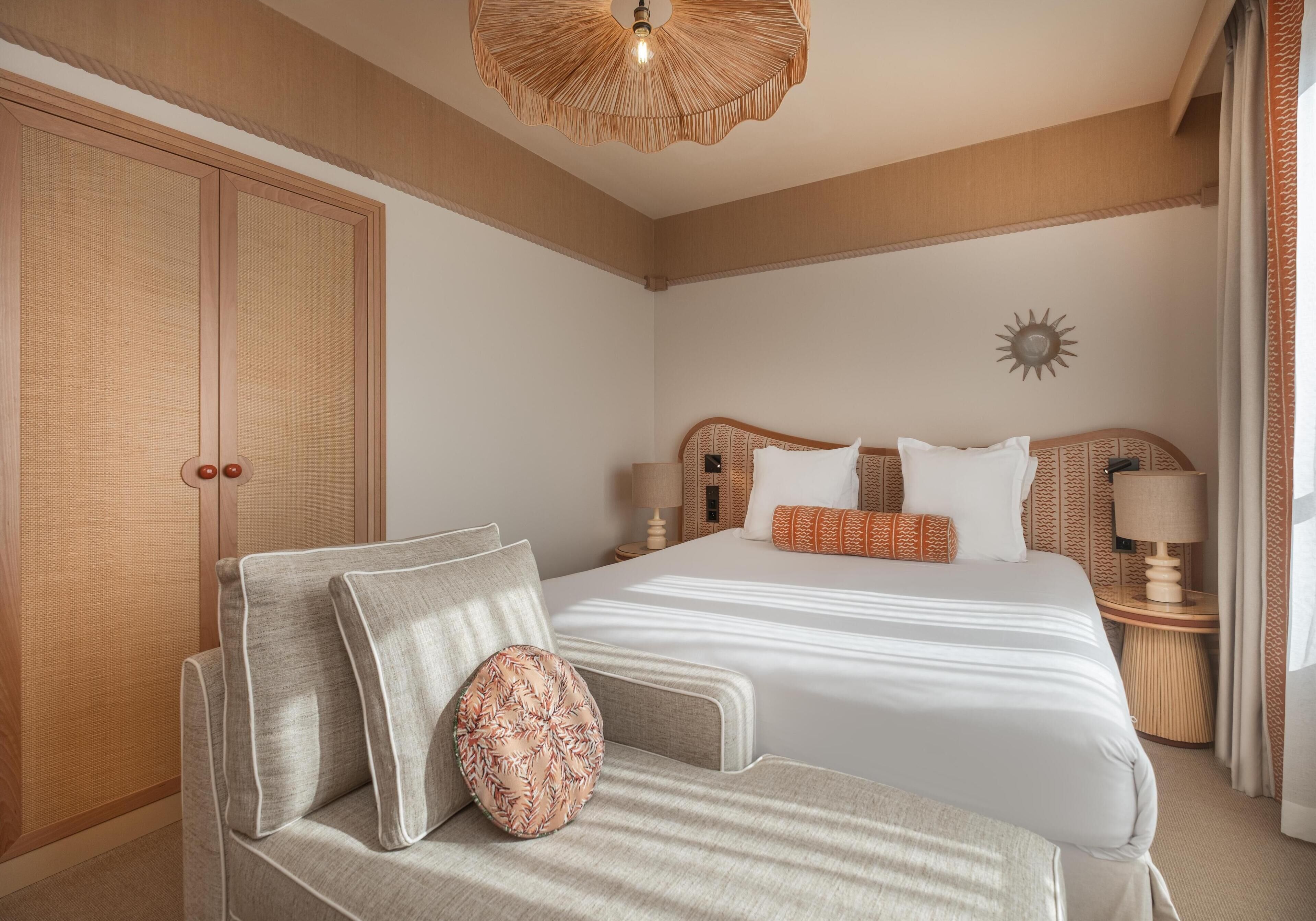 Habitación Deluxe | Ropa de cama de alta calidad y caja de seguridad en la habitación 