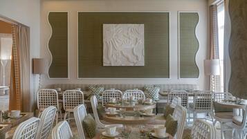 Petit déjeuner buffet (19 EUR par personne)