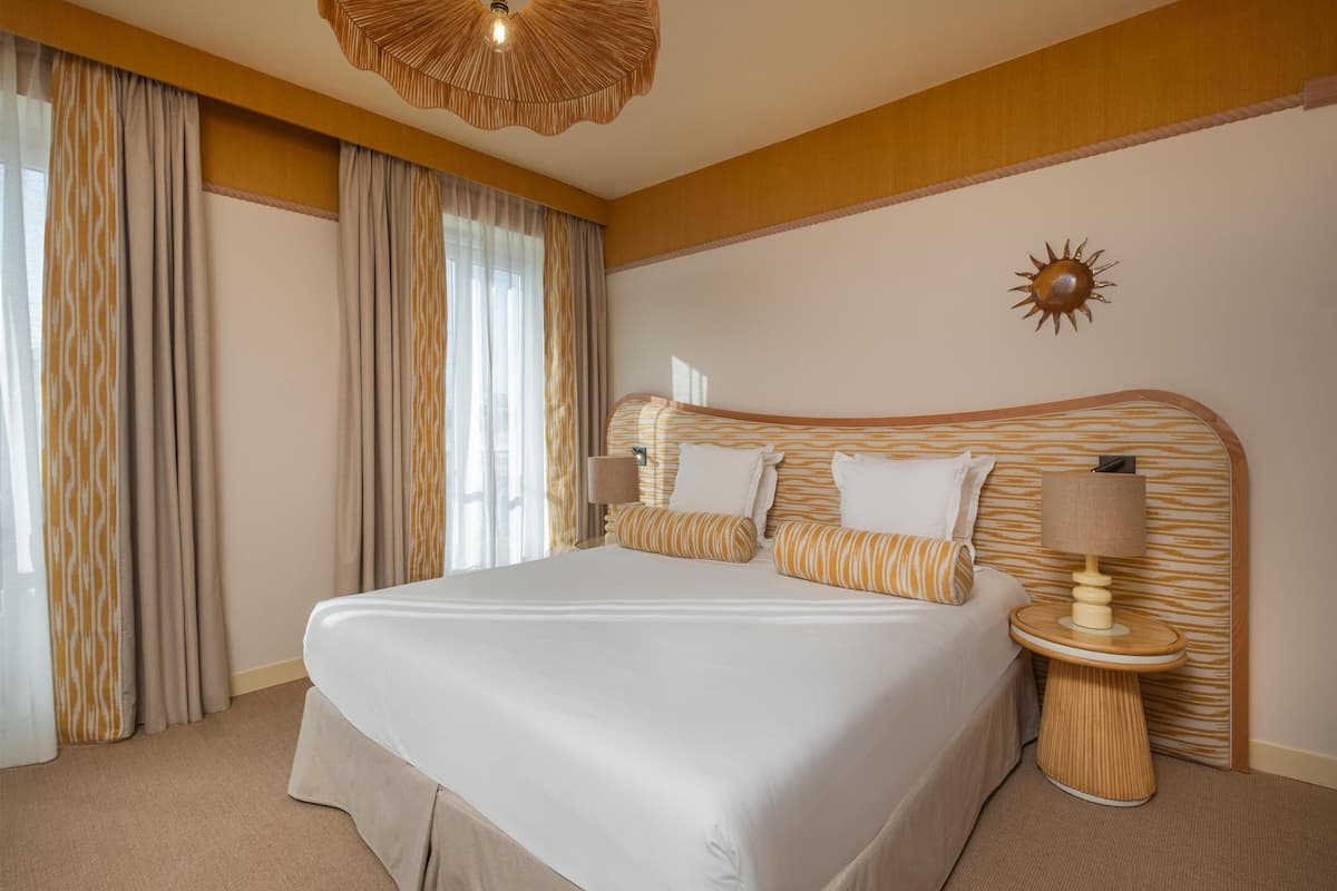 Habitación superior con 1 cama matrimonial o 2 individuales | Ropa de cama de alta calidad y caja de seguridad en la habitación