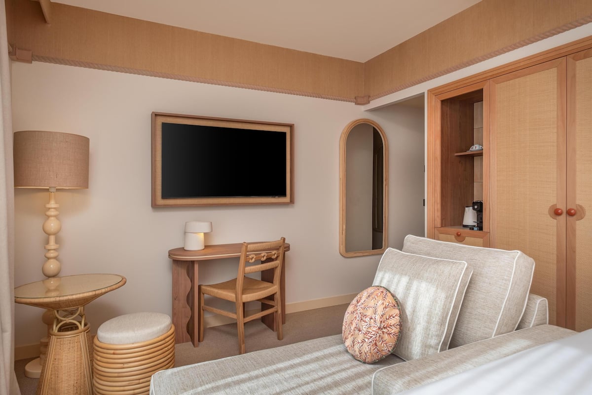 Habitación Deluxe | Ropa de cama de alta calidad y caja de seguridad en la habitación