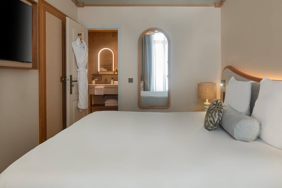 Classic Double or Twin Room | Premium bedding, in-room safe, desk, laptop workspace